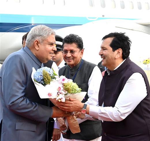 The Vice President of India and Chairman, Rajya Sabha, Shri Jagdeep Dhankhar being welcomed by the Governor of Maharashtra, Shri Ramesh Bais, the Deputy Chief Minister of Maharashtra, Shri Devendra Fadnavis, the MLA, Government of Maharashtra, Shri Deepak Kesarkar, the MLA, Government of Maharashtra, Shri Mangal Prabhat Lodha and other dignitaries on his arrival at Mumbai, in Maharashtra on November 6, 2023.