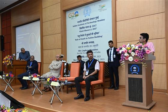 उपराष्ट्रपति और राज्यसभा के सभापति श्री जगदीप धनखड़ 6 नवंबर, 2023 को महाराष्ट्र के मुंबई में आईआईटी बॉम्बे की अपनी यात्रा के दौरान संकाय प्रतिनिधियों/सदस्यों के साथ बातचीत करते हुए।