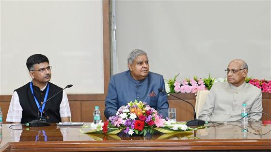 उपराष्ट्रपति और राज्यसभा के सभापति श्री जगदीप धनखड़ 6 नवंबर, 2023 को महाराष्ट्र के मुंबई में आईआईटी बॉम्बे की अपनी यात्रा के दौरान संकाय प्रतिनिधियों/सदस्यों के साथ बातचीत करते हुए।