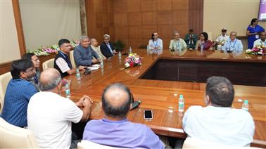 उपराष्ट्रपति और राज्यसभा के सभापति श्री जगदीप धनखड़ 6 नवंबर, 2023 को महाराष्ट्र के मुंबई में आईआईटी बॉम्बे की अपनी यात्रा के दौरान संकाय प्रतिनिधियों/सदस्यों के साथ बातचीत करते हुए।