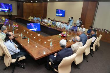 उपराष्ट्रपति और राज्यसभा के सभापति श्री जगदीप धनखड़ 6 नवंबर, 2023 को महाराष्ट्र के मुंबई में आईआईटी बॉम्बे की अपनी यात्रा के दौरान संकाय प्रतिनिधियों/सदस्यों के साथ बातचीत करते हुए।