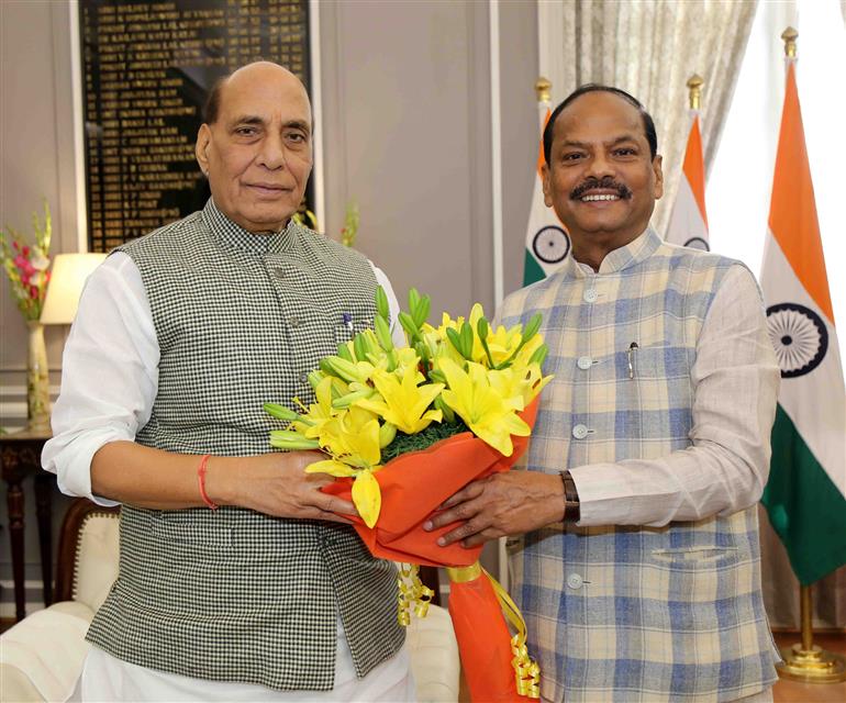 The Governor of Odisha, Shri Raghubar Das calling on the Union Minister for Defence, Shri Rajnath Singh, in New Delhi on November 07, 2023.