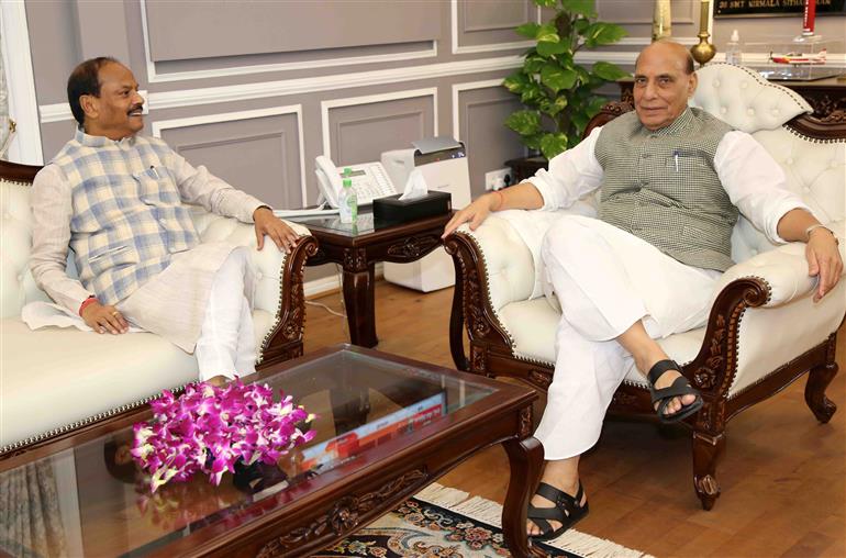 The Governor of Odisha, Shri Raghubar Das calling on the Union Minister for Defence, Shri Rajnath Singh, in New Delhi on November 07, 2023.