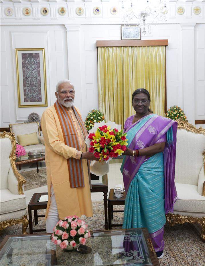 PM meets the President, Smt. Droupadi Murmu, on the occasion of ‘Diwali’, at Rashtrapati Bhavan, in New Delhi on November 12, 2023.