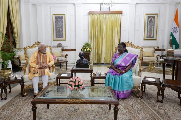 PM meets the President, Smt. Droupadi Murmu, on the occasion of ‘Diwali’, at Rashtrapati Bhavan, in New Delhi on November 12, 2023.