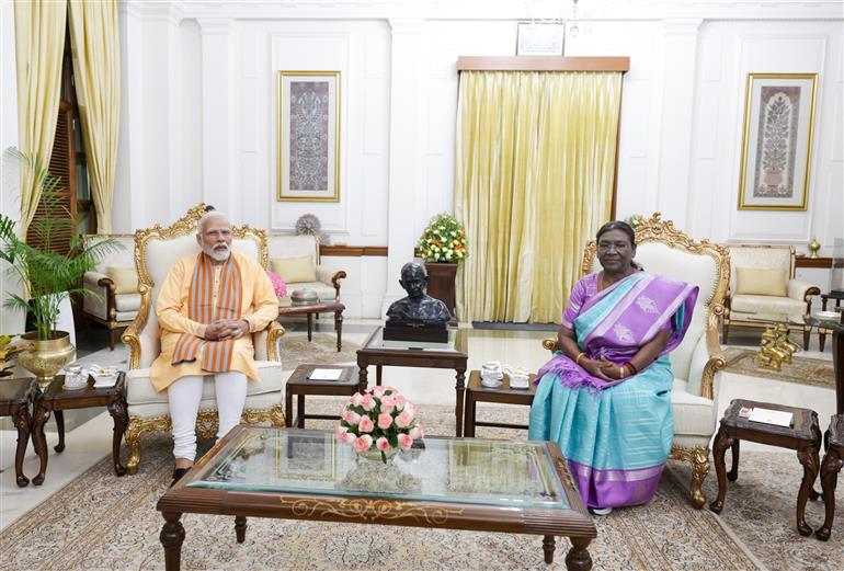 PM meets the President, Smt. Droupadi Murmu, on the occasion of ‘Diwali’, at Rashtrapati Bhavan, in New Delhi on November 12, 2023.