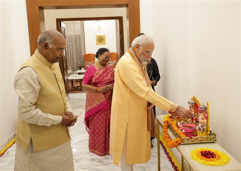 प्रधानमंत्री श्री नरेन्द्र मोदी ने 12 नवंबर, 2023 को नई दिल्ली में 'दिवाली' के अवसर पर देश के पूर्व राष्ट्रपति श्री राम नाथ कोविन्द से मुलाकात की।