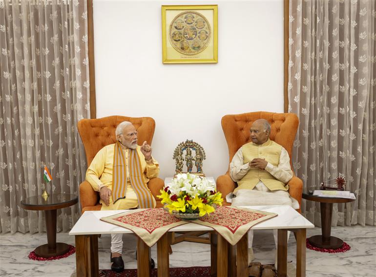 प्रधानमंत्री श्री नरेन्द्र मोदी ने 12 नवंबर, 2023 को नई दिल्ली में 'दिवाली' के अवसर पर देश के पूर्व राष्ट्रपति श्री राम नाथ कोविन्द से मुलाकात की।