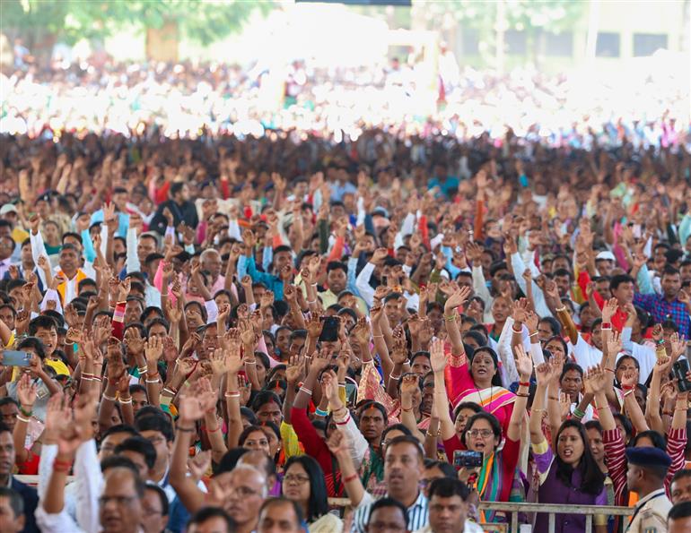 Gathering at the programme marking the celebrations of Janjatiya Gaurav Diwas at Khunti, in Jharkhand on November 15, 2023. PM addressing on the occasion.