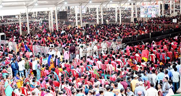 Gathering at the programme marking the celebrations of Janjatiya Gaurav Diwas at Khunti, in Jharkhand on November 15, 2023. PM addressing on the occasion.