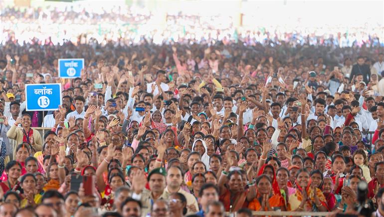 Gathering at the programme marking the celebrations of Janjatiya Gaurav Diwas at Khunti, in Jharkhand on November 15, 2023. PM addressing on the occasion.