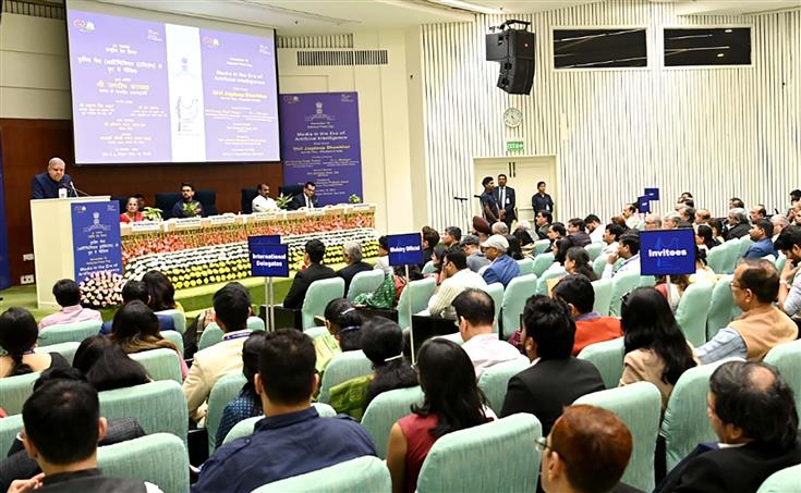 उपराष्ट्रपति और राज्यसभा के सभापति श्री जगदीप धनखड़ 16 नवंबर, 2023 को नई दिल्ली के विज्ञान भवन में राष्ट्रीय प्रेस दिवस, 2023 के उद्घाटन समारोह के दौरान लोगों को संबोधित करते हुए।