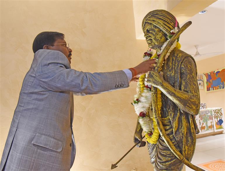 The Union Minister for Tribal Affairs, Shri Arjun Munda garlanded the statue of Bhagwan Birsa Munda at the event on Tribal Development - 'Aadi Vyakhyan’ - through the eyes of Tribal Thinkers, Writers & Leaders', in New Delhi on November 21, 2023.