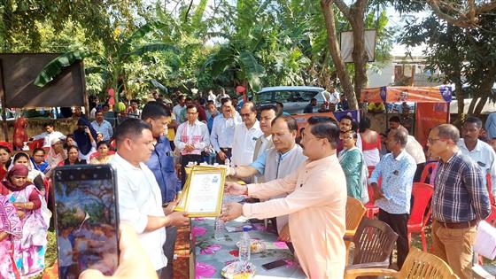 The Member of Parliament, Shri Dilip Saikia presenting certificate to the sports person under ‘Viksit Bharat Sankalp Yatra’ at Dumnichowki, Goan  Panchayat ,Sipajhar, Darrang District, in Assam on November 23, 2023.