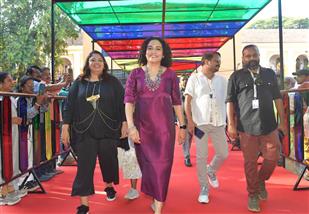 23 नवंबर, 2023 को गोवा में 54वें भारतीय अंतर्राष्ट्रीय फिल्म महोत्सव के दौरान रेड कार्पेट पर फिल्म "कैथल- द कोर" के कलाकार और सदस्य।