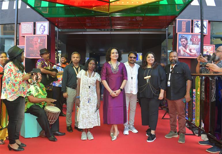 23 नवंबर, 2023 को गोवा में 54वें भारतीय अंतर्राष्ट्रीय फिल्म महोत्सव के दौरान रेड कार्पेट पर फिल्म "कैथल- द कोर" के कलाकार और सदस्य।