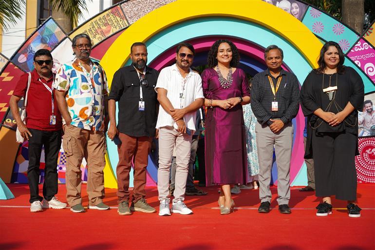 23 नवंबर, 2023 को गोवा में 54वें भारतीय अंतर्राष्ट्रीय फिल्म महोत्सव के दौरान रेड कार्पेट पर फिल्म "कैथल- द कोर" के कलाकार और सदस्य।