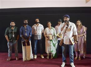 फिल्म "मलिकाप्पुरम" के निर्देशक विष्णु शशि शंकर 24 नवंबर, 2023 को गोवा में 54वें भारतीय अंतर्राष्ट्रीय फिल्म महोत्सव (इफ्फी) में फिल्म की प्रस्तुति के दौरान दर्शकों को संबोधित करते हुए।