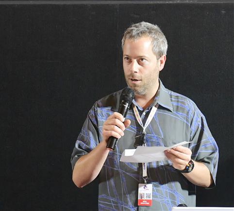 सर्वश्रेष्ठ डेब्यू फिल्म "लेट मी गो" के निर्देशक मैक्सिम रप्पाज़ 25 नवंबर, 2023 को 54वें इफ्फी के दौरान अपनी फिल्म की प्रस्तुति के दौरान फिल्म प्रेमियों के साथ बातचीत करते हुए।