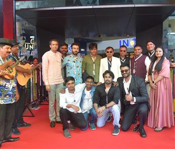 25 नवंबर, 2023 को गोवा में 54वें भारतीय अंतर्राष्ट्रीय फिल्म महोत्सव (इफ्फी) के दौरान रेड कार्पेट पर नॉन फीचर फिल्म "बेहरूपिया" के कलाकार और सदस्यों का स्वागत किया गया।
