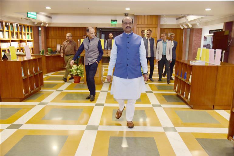 लोकसभा अध्यक्ष श्री ओम बिरला ने 26 नवंबर, 2023 को सेंट्रल हॉल (संविधान सदन),  नई दिल्ली में में पूर्व लोकसभा अध्यक्ष श्री रबी रे को उनकी जयंती के अवसर पर श्रद्धांजलि अर्पित की।