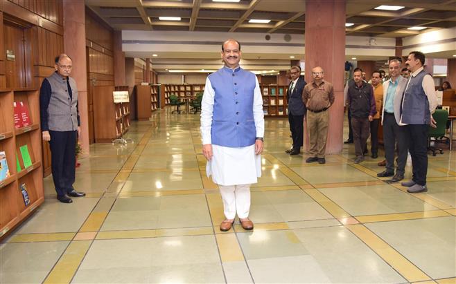 लोकसभा अध्यक्ष श्री ओम बिरला ने 26 नवंबर, 2023 को सेंट्रल हॉल (संविधान सदन),  नई दिल्ली में में पूर्व लोकसभा अध्यक्ष श्री रबी रे को उनकी जयंती के अवसर पर श्रद्धांजलि अर्पित की।