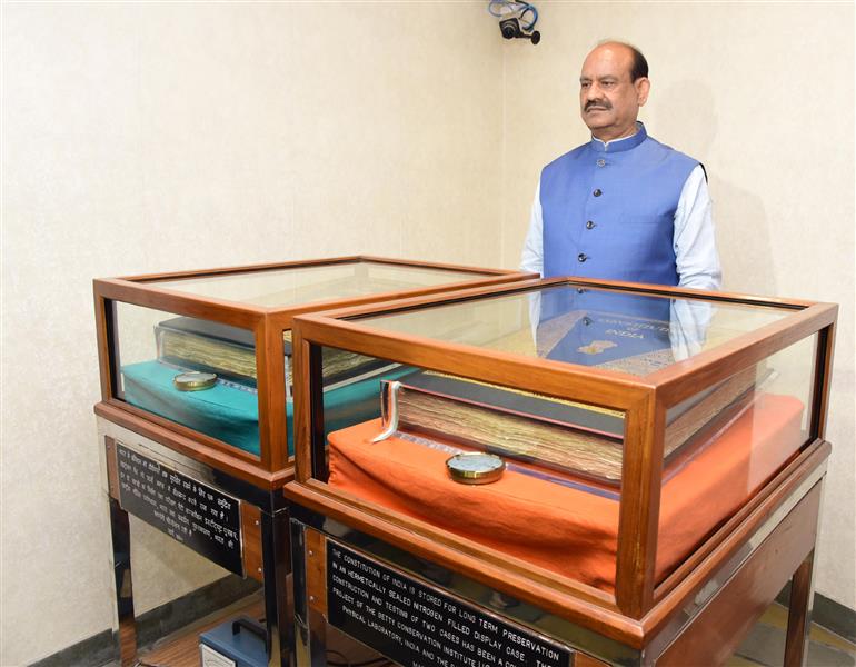 लोकसभा अध्यक्ष श्री ओम बिरला ने 26 नवंबर, 2023 को सेंट्रल हॉल (संविधान सदन),  नई दिल्ली में में पूर्व लोकसभा अध्यक्ष श्री रबी रे को उनकी जयंती के अवसर पर श्रद्धांजलि अर्पित की।