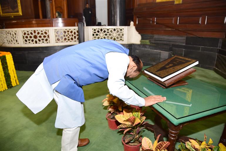 लोकसभा अध्यक्ष श्री ओम बिरला ने 26 नवंबर, 2023 को सेंट्रल हॉल (संविधान सदन),  नई दिल्ली में में पूर्व लोकसभा अध्यक्ष श्री रबी रे को उनकी जयंती के अवसर पर श्रद्धांजलि अर्पित की।