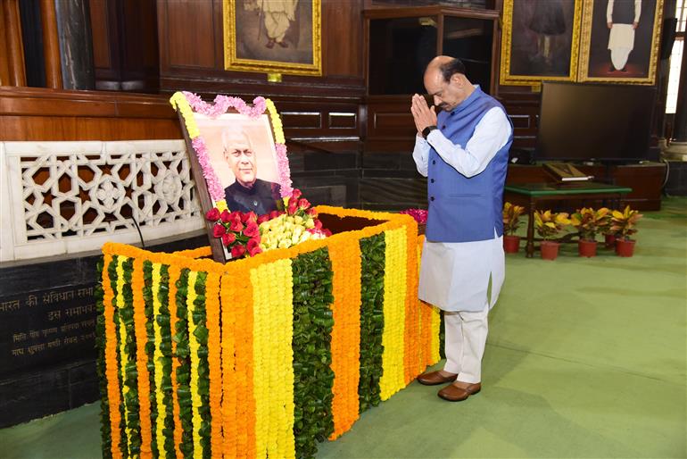 लोकसभा अध्यक्ष श्री ओम बिरला ने 26 नवंबर, 2023 को सेंट्रल हॉल (संविधान सदन),  नई दिल्ली में में पूर्व लोकसभा अध्यक्ष श्री रबी रे को उनकी जयंती के अवसर पर श्रद्धांजलि अर्पित की।