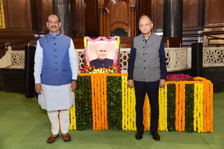 लोकसभा अध्यक्ष श्री ओम बिरला ने 26 नवंबर, 2023 को सेंट्रल हॉल (संविधान सदन),  नई दिल्ली में में पूर्व लोकसभा अध्यक्ष श्री रबी रे को उनकी जयंती के अवसर पर श्रद्धांजलि अर्पित की।