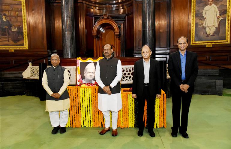 The Speaker of Lok Sabha, Shri Om Birla pays floral tribute to former Lok Sabha Speaker, Shri Ganesh Vasudev Mavalankar on the occasion of his birth anniversary at Central Hall (Samvidhan Sadan), in New Delhi on November 27, 2023.