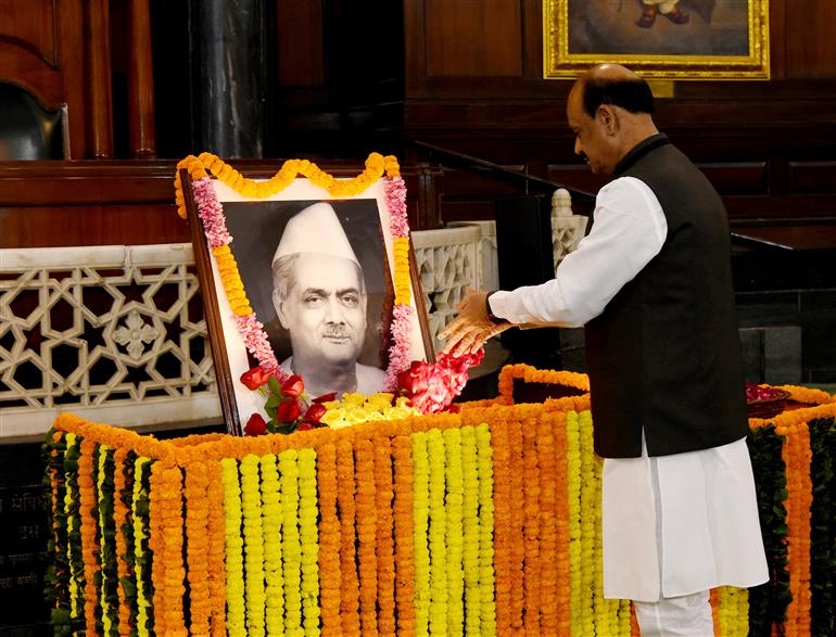 The Speaker of Lok Sabha, Shri Om Birla pays floral tribute to former Lok Sabha Speaker, Shri Ganesh Vasudev Mavalankar on the occasion of his birth anniversary at Central Hall (Samvidhan Sadan), in New Delhi on November 27, 2023.