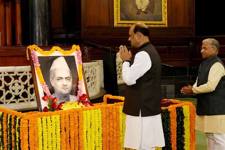 The Speaker of Lok Sabha, Shri Om Birla pays floral tribute to former Lok Sabha Speaker, Shri Ganesh Vasudev Mavalankar on the occasion of his birth anniversary at Central Hall (Samvidhan Sadan), in New Delhi on November 27, 2023.