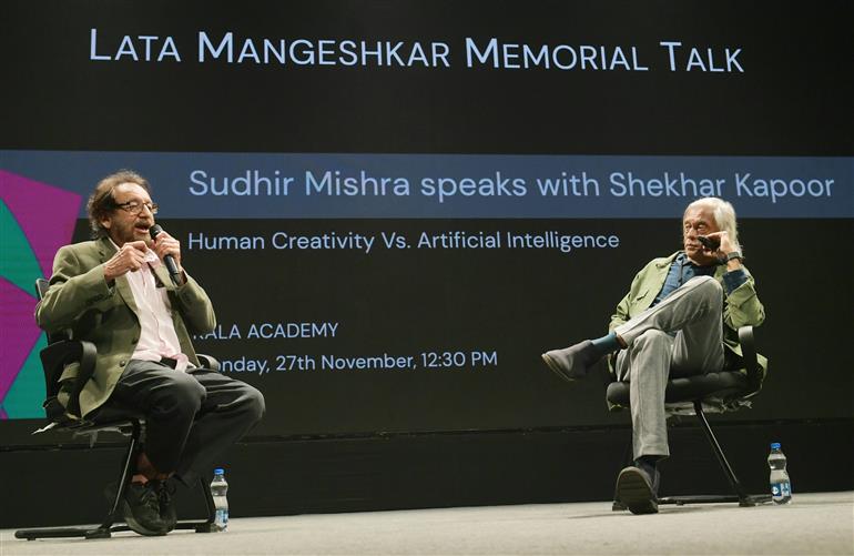 प्रसिद्ध फिल्म निर्माता शेखर कपूर और मॉडरेटर सुधीर मिश्रा ने 27 नवंबर, 2023 को गोवा में 54वें भारतीय अंतर्राष्ट्रीय फिल्म महोत्सव (इफ्फी) में "मानव रचनात्मकता बनाम कृत्रिम बुद्धिमत्ता" विषय पर लता मंगेशकर मेमोरियल टॉक इन-कन्वर्सेशन/मास्टरक्लास के उद्घाटन समारोह में शिरकत की।