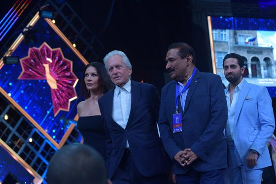 प्रसिद्ध अमेरिकी अभिनेता और निर्माता, माइकल डगलस को 28 नवंबर, 2023 को गोवा में 54वें भारतीय अंतर्राष्ट्रीय फिल्म महोत्सव (इफ्फी) के समापन समारोह के दौरान प्रतिष्ठित सत्यजीत रे लाइफटाइम अचीवमेंट पुरस्कार से सम्मानित किया गया।