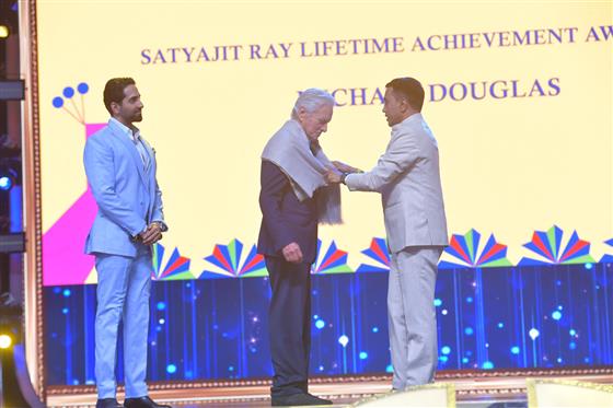 प्रसिद्ध अमेरिकी अभिनेता और निर्माता, माइकल डगलस को 28 नवंबर, 2023 को गोवा में 54वें भारतीय अंतर्राष्ट्रीय फिल्म महोत्सव (इफ्फी) के समापन समारोह के दौरान प्रतिष्ठित सत्यजीत रे लाइफटाइम अचीवमेंट पुरस्कार से सम्मानित किया गया।
