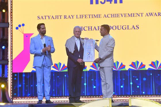 प्रसिद्ध अमेरिकी अभिनेता और निर्माता, माइकल डगलस को 28 नवंबर, 2023 को गोवा में 54वें भारतीय अंतर्राष्ट्रीय फिल्म महोत्सव (इफ्फी) के समापन समारोह के दौरान प्रतिष्ठित सत्यजीत रे लाइफटाइम अचीवमेंट पुरस्कार से सम्मानित किया गया।