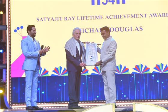 प्रसिद्ध अमेरिकी अभिनेता और निर्माता, माइकल डगलस को 28 नवंबर, 2023 को गोवा में 54वें भारतीय अंतर्राष्ट्रीय फिल्म महोत्सव (इफ्फी) के समापन समारोह के दौरान प्रतिष्ठित सत्यजीत रे लाइफटाइम अचीवमेंट पुरस्कार से सम्मानित किया गया।