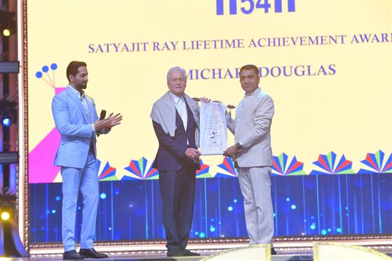 प्रसिद्ध अमेरिकी अभिनेता और निर्माता, माइकल डगलस को 28 नवंबर, 2023 को गोवा में 54वें भारतीय अंतर्राष्ट्रीय फिल्म महोत्सव (इफ्फी) के समापन समारोह के दौरान प्रतिष्ठित सत्यजीत रे लाइफटाइम अचीवमेंट पुरस्कार से सम्मानित किया गया।