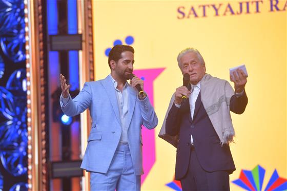 प्रसिद्ध अमेरिकी अभिनेता और निर्माता, माइकल डगलस को 28 नवंबर, 2023 को गोवा में 54वें भारतीय अंतर्राष्ट्रीय फिल्म महोत्सव (इफ्फी) के समापन समारोह के दौरान प्रतिष्ठित सत्यजीत रे लाइफटाइम अचीवमेंट पुरस्कार से सम्मानित किया गया।