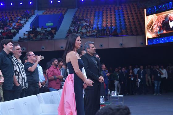 प्रसिद्ध अमेरिकी अभिनेता और निर्माता, माइकल डगलस को 28 नवंबर, 2023 को गोवा में 54वें भारतीय अंतर्राष्ट्रीय फिल्म महोत्सव (इफ्फी) के समापन समारोह के दौरान प्रतिष्ठित सत्यजीत रे लाइफटाइम अचीवमेंट पुरस्कार से सम्मानित किया गया।