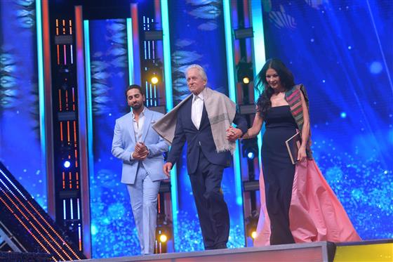 प्रसिद्ध अमेरिकी अभिनेता और निर्माता, माइकल डगलस को 28 नवंबर, 2023 को गोवा में 54वें भारतीय अंतर्राष्ट्रीय फिल्म महोत्सव (इफ्फी) के समापन समारोह के दौरान प्रतिष्ठित सत्यजीत रे लाइफटाइम अचीवमेंट पुरस्कार से सम्मानित किया गया।