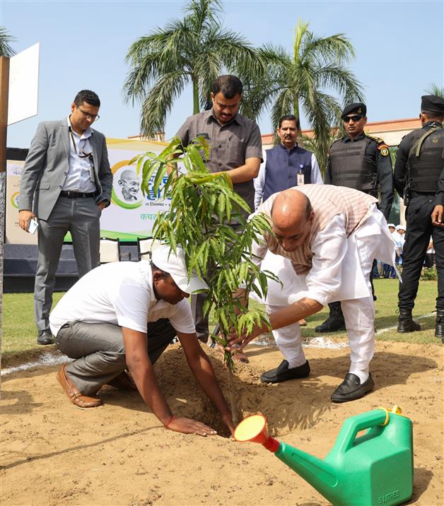 The Union Minister for Defence, Shri Rajnath Singh planting a sapling during the special cleanliness programme ‘Ek Taarikh, Ek Ghanta, Ek Saath’ (Shramdaan) under Swachchta hi Seva campaign organised by C.G.D.A at its premises, in Delhi Cantt on October 01, 2023.