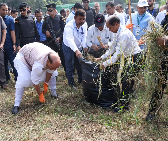 The Union Minister for Defence, Shri Rajnath Singh participated in the special cleanliness programme ‘Ek Taarikh, Ek Ghanta, Ek Saath’ (Shramdaan) under Swachchta hi Seva campaign organised by Controller General of Defence Accounts at its premises, in Delhi Cantt on October 01, 2023.