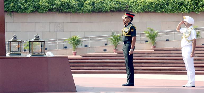 The Chief of Integrated Defence Staff to the Chairman Chiefs of Staff Committee (CISC), Lieutenant General Johnson P Mathew paying homage to the fallen heroes on the occasion of 23rd Raising Day of Headquarters, Integrated Defence Staff (IDS) at National War Memorial, in New Delhi on October 01, 2023.