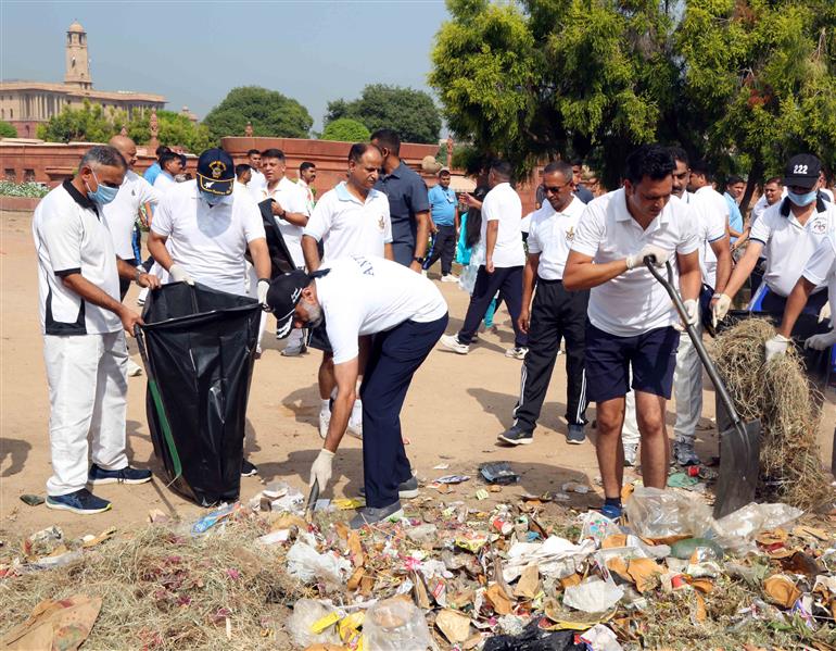 The Chief of the Air Staff, Air Chief Marshal VR Chaudhari participated in the special cleanliness programme ‘Ek Taarikh, Ek Ghanta, Ek Saath’ (Shramdaan) under Swachchta hi Seva campaign to cleaning of the area along the Motilal Nehru Marg and NDMC parking area, in New Delhi on October 01, 2023.