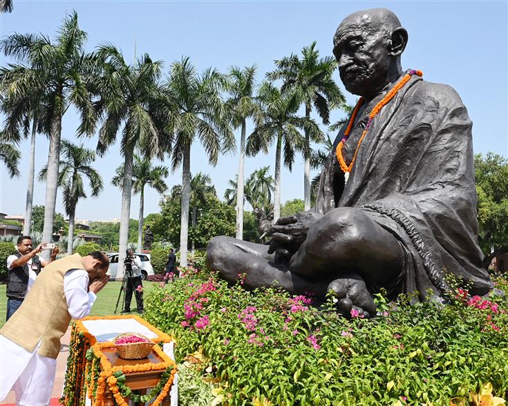 लोकसभा अध्यक्ष श्री ओम बिरला ने 02 अक्टूबर, 2023 को संसद भवन, नई दिल्ली में गांधी जयंती के अवसर पर महात्मा गांधी को श्रद्धांजलि अर्पित की।