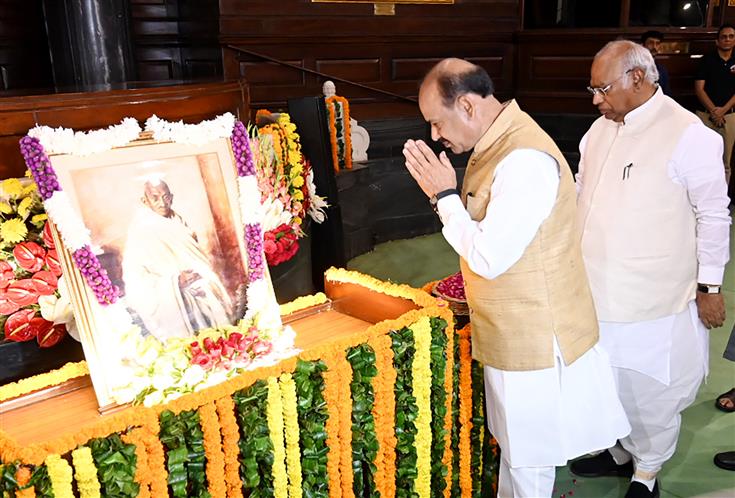 लोकसभा अध्यक्ष श्री ओम बिरला ने 02 अक्टूबर, 2023 को संसद भवन, नई दिल्ली में गांधी जयंती के अवसर पर महात्मा गांधी को श्रद्धांजलि अर्पित की।