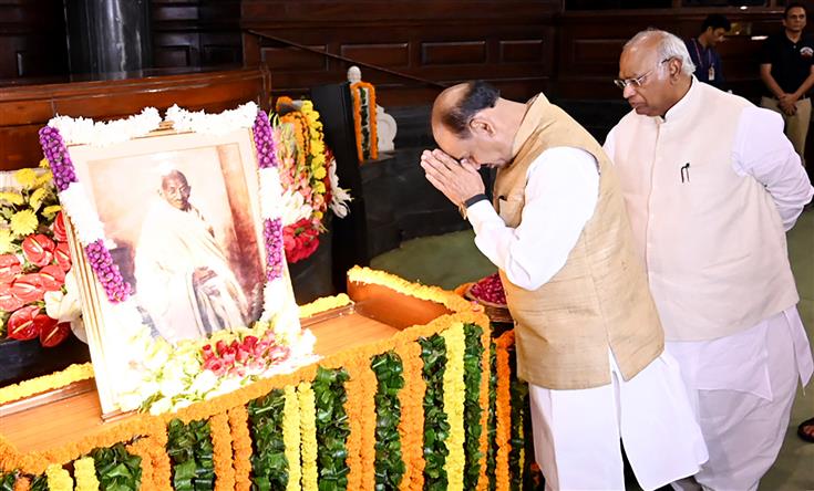 लोकसभा अध्यक्ष श्री ओम बिरला ने 02 अक्टूबर, 2023 को संसद भवन, नई दिल्ली में गांधी जयंती के अवसर पर महात्मा गांधी को श्रद्धांजलि अर्पित की।