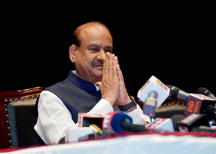 लोकसभा अध्यक्ष श्री ओम बिरला 06 अक्टूबर, 2023 को संसद भवन, नई दिल्ली में आगामी नौवें जी20 संसदीय अध्यक्ष शिखर सम्मेलन (पी-20) पर एक प्रेस कॉन्फ्रेंस करते हुए।